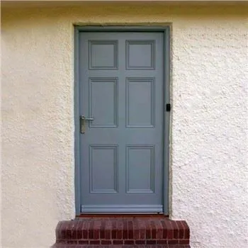 Metallisk inngangsdør